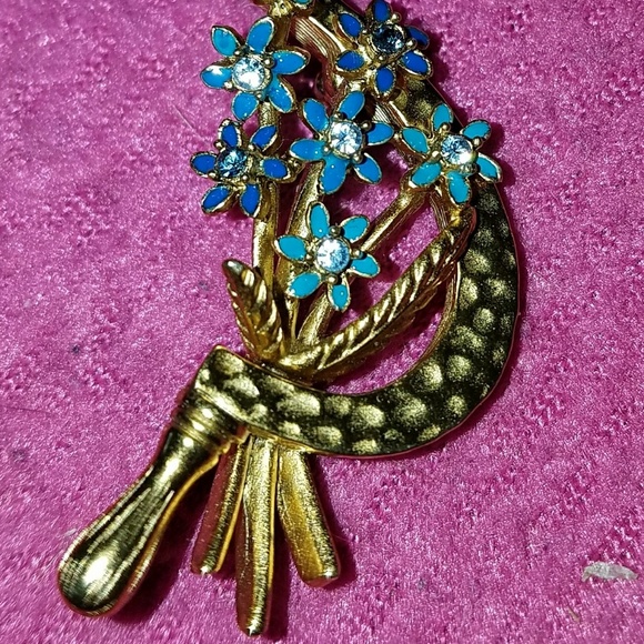 Joan Rivers Jewelry - Joan Rivers rhinestone flower brooch